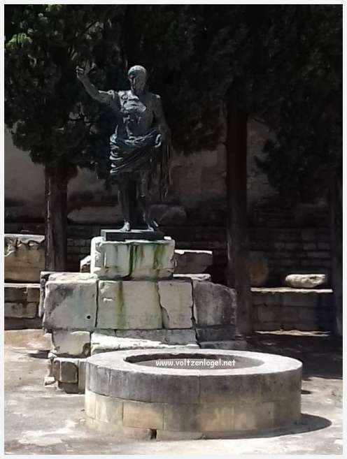 Arènes romaines de Nîmes, témoins de son riche passé historique.