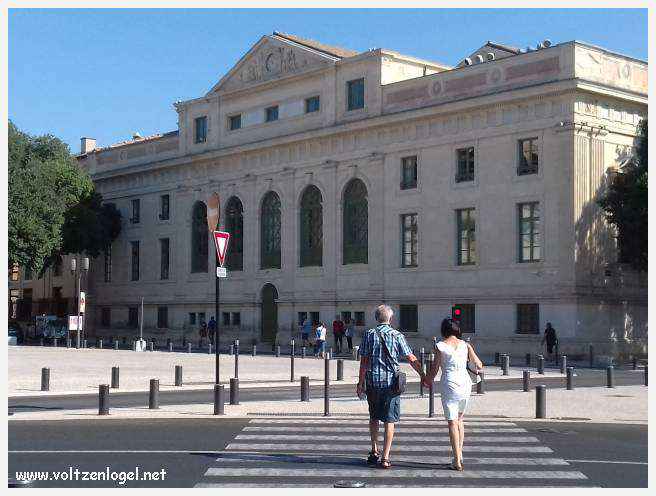 Arènes romaines de Nîmes, témoins de son riche passé historique.