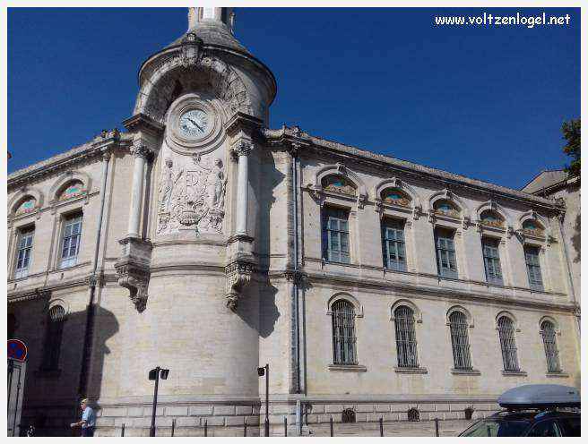Arènes romaines de Nîmes, témoins de son riche passé historique.