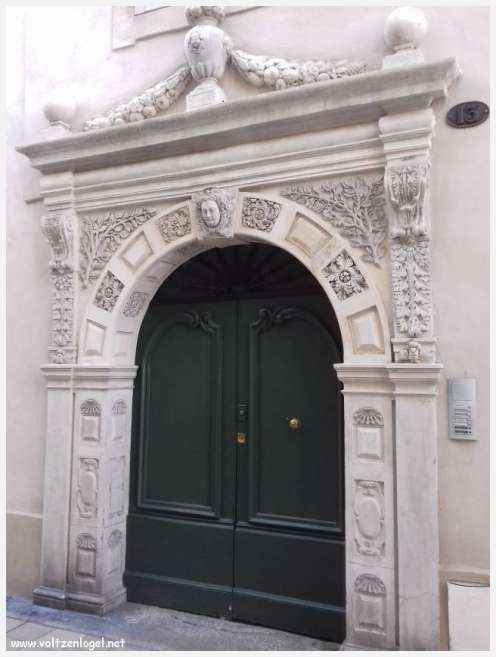 Arènes romaines de Nîmes, témoins de son riche passé historique.