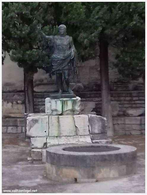 Arènes romaines de Nîmes, témoins de son riche passé historique.