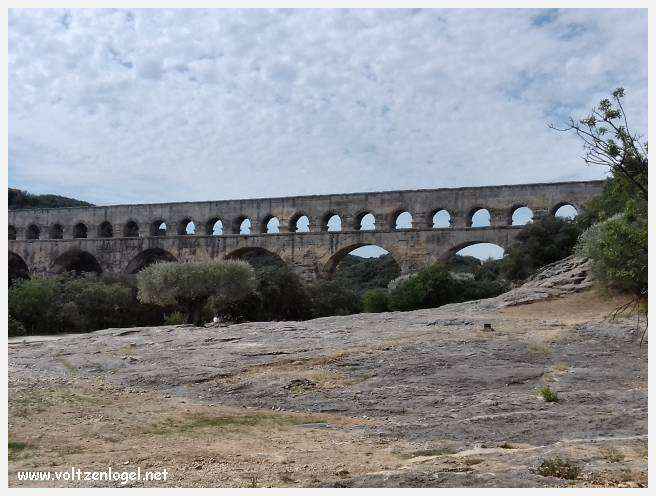 Vue majestueuse du Pont du Gard, témoin immuable de l'ingénierie romaine et de la beauté naturelle du Gard.