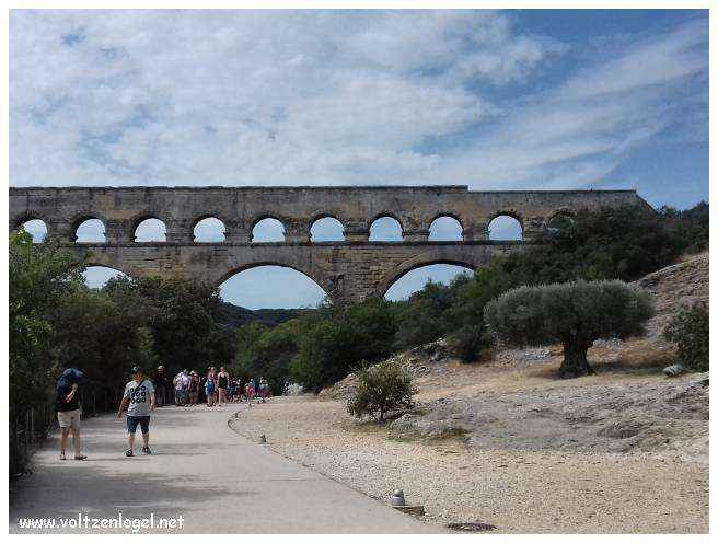 Vue majestueuse du Pont du Gard, témoin immuable de l'ingénierie romaine et de la beauté naturelle du Gard.