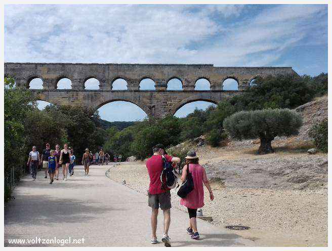 Vue majestueuse du Pont du Gard, témoin immuable de l'ingénierie romaine et de la beauté naturelle du Gard.