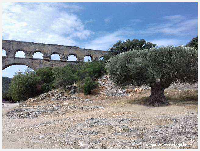 Vue majestueuse du Pont du Gard, témoin immuable de l'ingénierie romaine et de la beauté naturelle du Gard.
