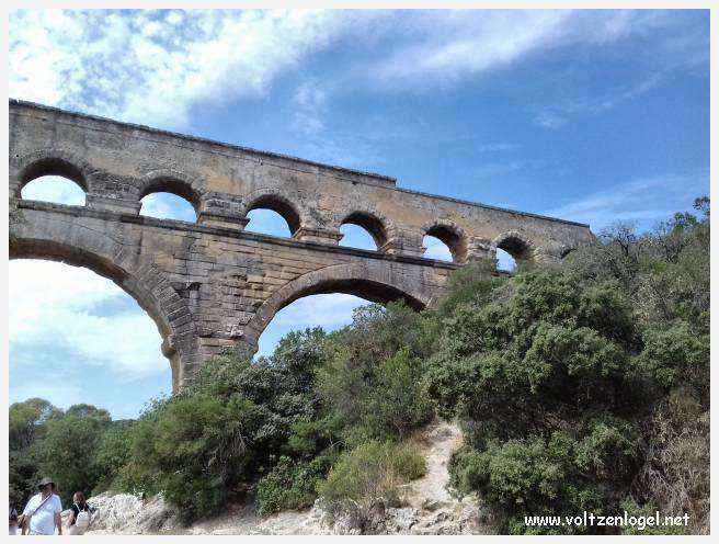 Vue majestueuse du Pont du Gard, témoin immuable de l'ingénierie romaine et de la beauté naturelle du Gard.