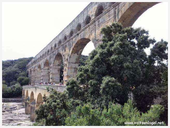 Vue majestueuse du Pont du Gard, témoin immuable de l'ingénierie romaine et de la beauté naturelle du Gard.