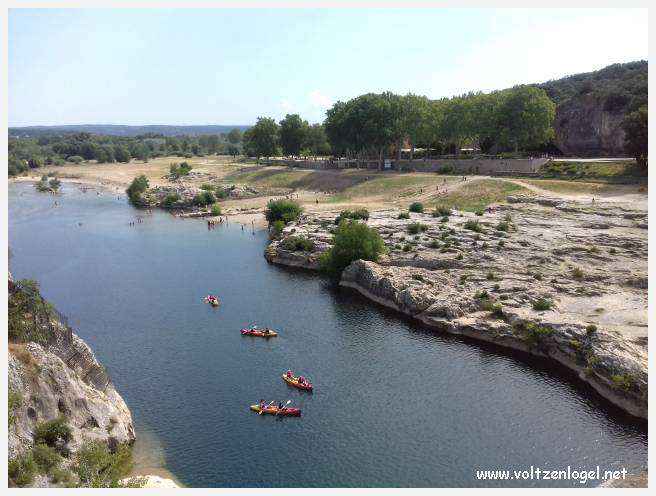 Vue majestueuse du Pont du Gard, témoin immuable de l'ingénierie romaine et de la beauté naturelle du Gard.