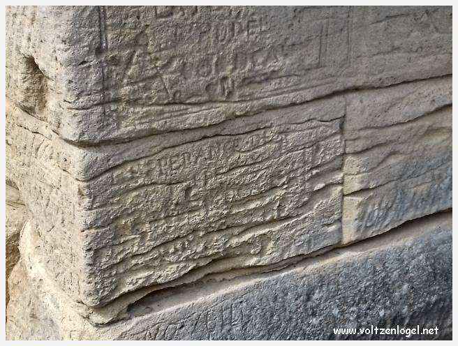 Vue majestueuse du Pont du Gard, témoin immuable de l'ingénierie romaine et de la beauté naturelle du Gard.
