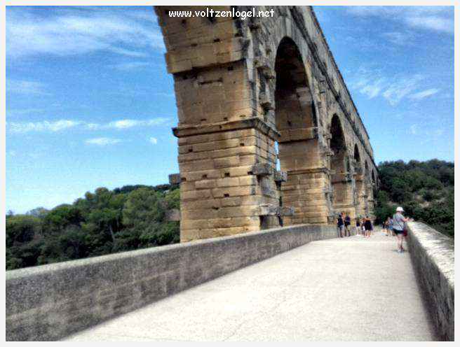 Vue majestueuse du Pont du Gard, témoin immuable de l'ingénierie romaine et de la beauté naturelle du Gard.