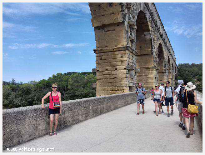 Vue majestueuse du Pont du Gard, témoin immuable de l'ingénierie romaine et de la beauté naturelle du Gard.