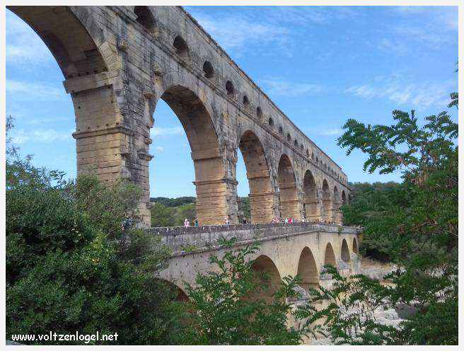 Vue majestueuse du Pont du Gard, témoin immuable de l'ingénierie romaine et de la beauté naturelle du Gard.