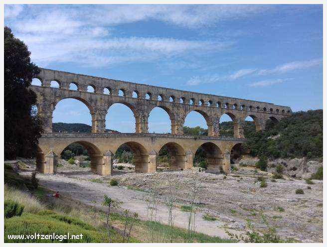 Vue majestueuse du Pont du Gard, témoin immuable de l'ingénierie romaine et de la beauté naturelle du Gard.