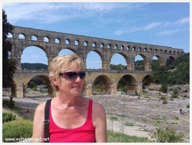 Vue majestueuse du Pont du Gard, témoin immuable de l'ingénierie romaine et de la beauté naturelle du Gard.