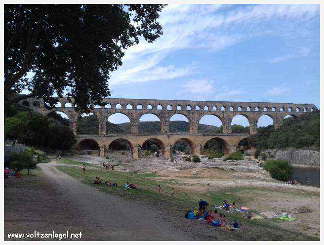 Vue majestueuse du Pont du Gard, témoin immuable de l'ingénierie romaine et de la beauté naturelle du Gard.