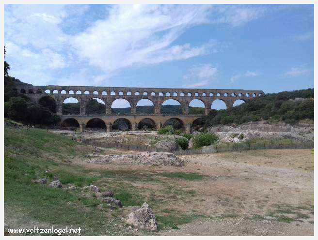 Vue majestueuse du Pont du Gard, témoin immuable de l'ingénierie romaine et de la beauté naturelle du Gard.