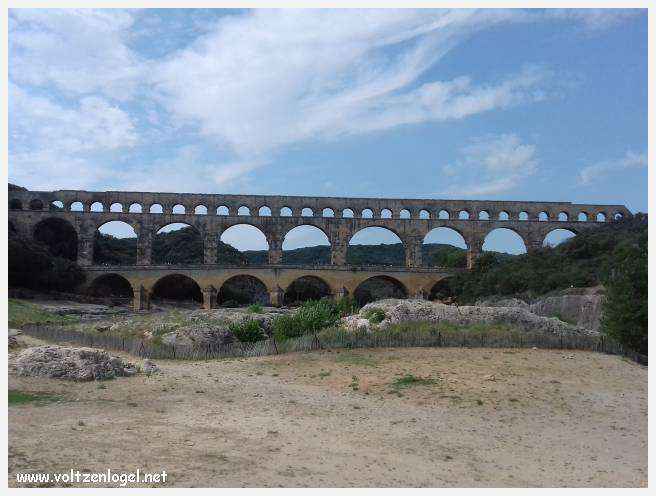 Vue majestueuse du Pont du Gard, témoin immuable de l'ingénierie romaine et de la beauté naturelle du Gard.