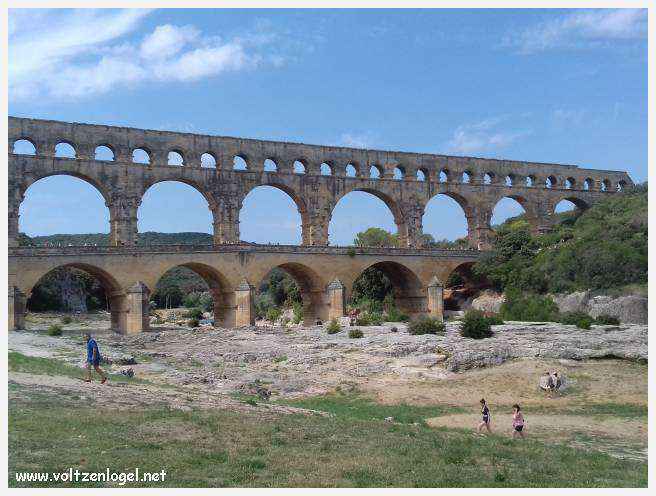 Vue majestueuse du Pont du Gard, témoin immuable de l'ingénierie romaine et de la beauté naturelle du Gard.