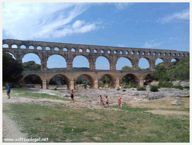Vue majestueuse du Pont du Gard, témoin immuable de l'ingénierie romaine et de la beauté naturelle du Gard.