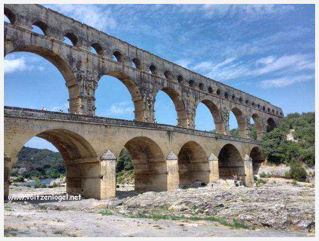 Vue majestueuse du Pont du Gard, témoin immuable de l'ingénierie romaine et de la beauté naturelle du Gard.