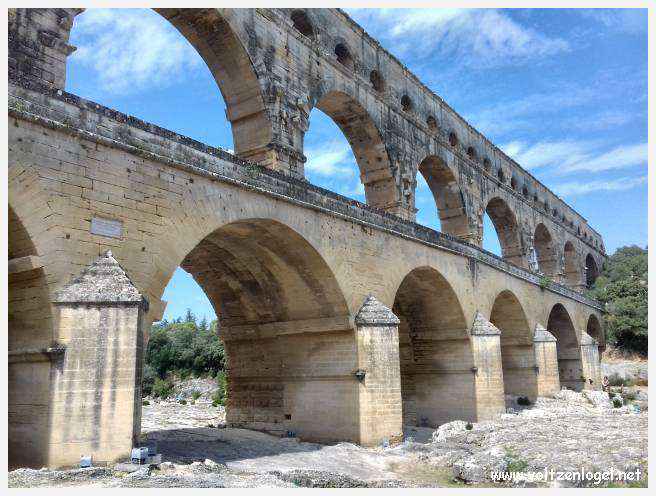 Vue majestueuse du Pont du Gard, témoin immuable de l'ingénierie romaine et de la beauté naturelle du Gard.