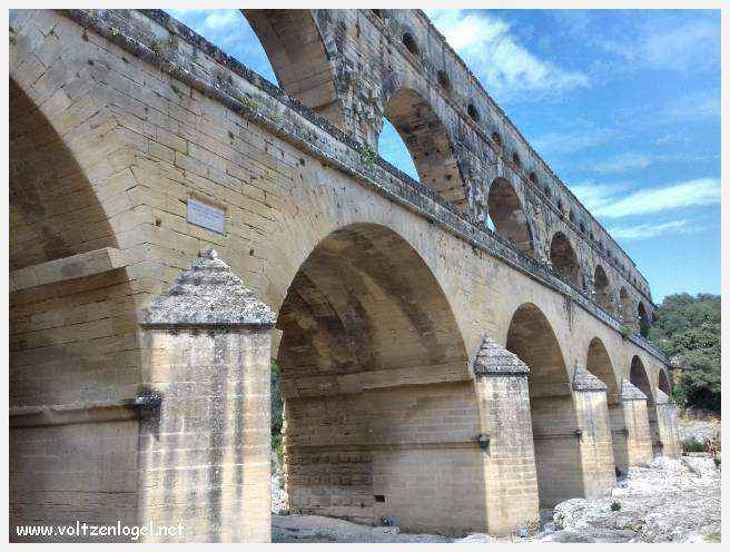 Vue majestueuse du Pont du Gard, témoin immuable de l'ingénierie romaine et de la beauté naturelle du Gard.