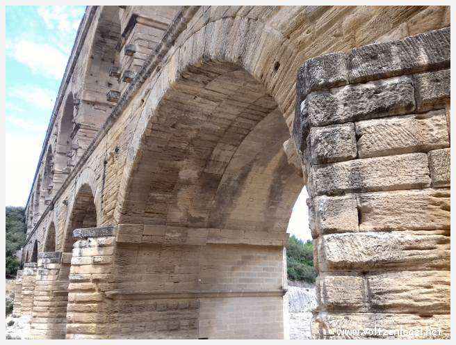 Vue majestueuse du Pont du Gard, témoin immuable de l'ingénierie romaine et de la beauté naturelle du Gard.