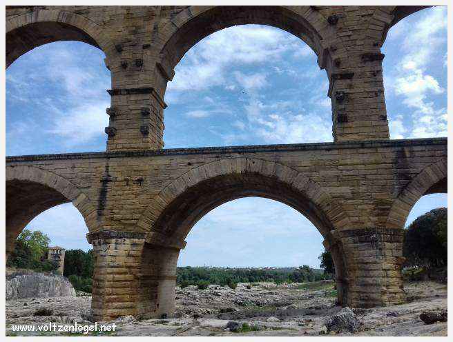 Vue majestueuse du Pont du Gard, témoin immuable de l'ingénierie romaine et de la beauté naturelle du Gard.