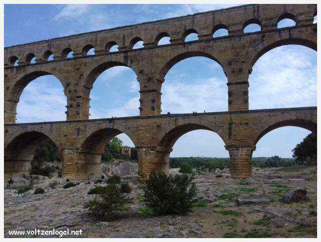 Vue majestueuse du Pont du Gard, témoin immuable de l'ingénierie romaine et de la beauté naturelle du Gard.