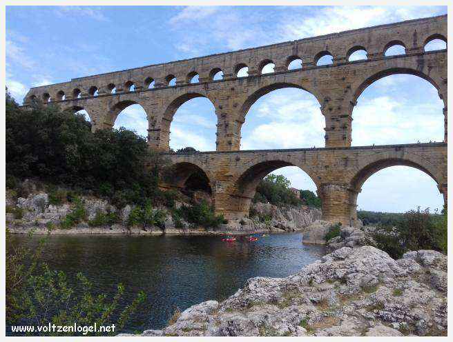 Vue majestueuse du Pont du Gard, témoin immuable de l'ingénierie romaine et de la beauté naturelle du Gard.