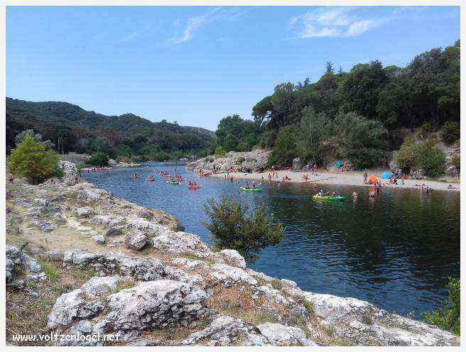 Vue majestueuse du Pont du Gard, témoin immuable de l'ingénierie romaine et de la beauté naturelle du Gard.