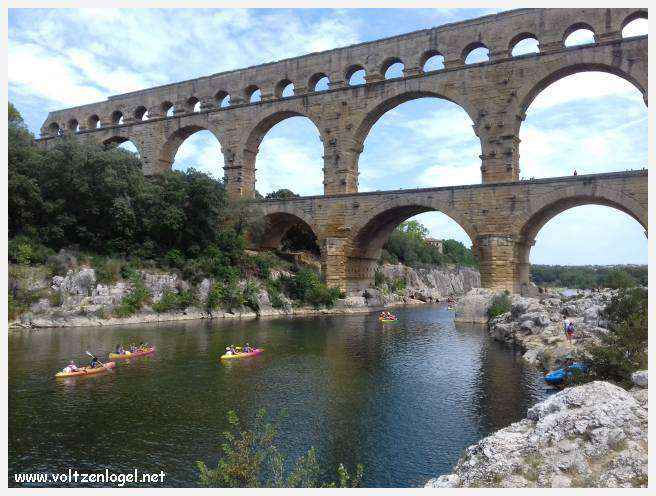 Vue majestueuse du Pont du Gard, témoin immuable de l'ingénierie romaine et de la beauté naturelle du Gard.
