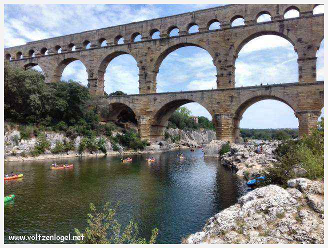 Vue majestueuse du Pont du Gard, témoin immuable de l'ingénierie romaine et de la beauté naturelle du Gard.