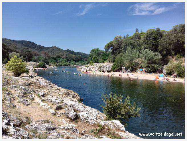 Vue majestueuse du Pont du Gard, témoin immuable de l'ingénierie romaine et de la beauté naturelle du Gard.