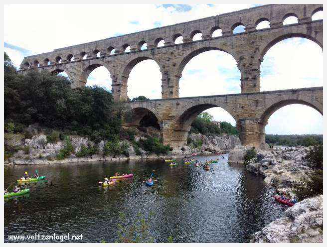 Vue majestueuse du Pont du Gard, témoin immuable de l'ingénierie romaine et de la beauté naturelle du Gard.