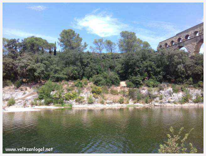 Vue majestueuse du Pont du Gard, témoin immuable de l'ingénierie romaine et de la beauté naturelle du Gard.
