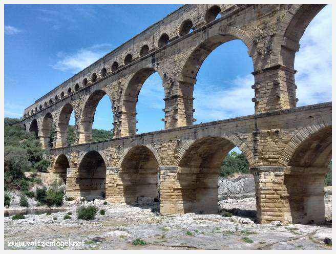 Vue majestueuse du Pont du Gard, témoin immuable de l'ingénierie romaine et de la beauté naturelle du Gard.