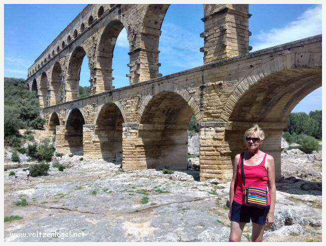Vue majestueuse du Pont du Gard, témoin immuable de l'ingénierie romaine et de la beauté naturelle du Gard.