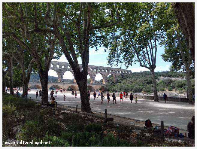 Vue majestueuse du Pont du Gard, témoin immuable de l'ingénierie romaine et de la beauté naturelle du Gard.