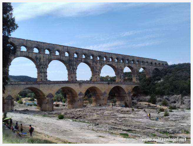 Vue majestueuse du Pont du Gard, témoin immuable de l'ingénierie romaine et de la beauté naturelle du Gard.