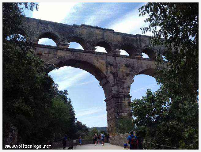 Vue majestueuse du Pont du Gard, témoin immuable de l'ingénierie romaine et de la beauté naturelle du Gard.