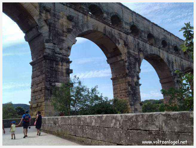Vue majestueuse du Pont du Gard, témoin immuable de l'ingénierie romaine et de la beauté naturelle du Gard.
