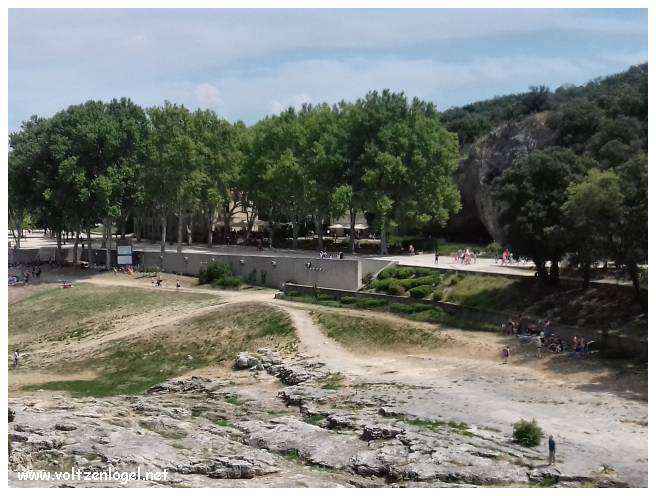 Vue majestueuse du Pont du Gard, témoin immuable de l'ingénierie romaine et de la beauté naturelle du Gard.