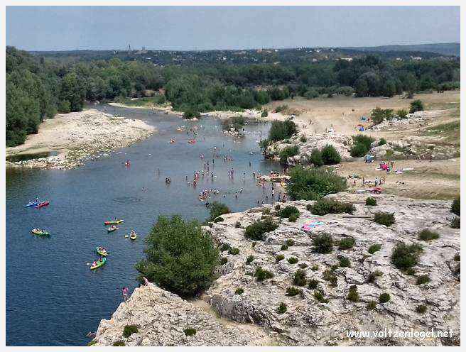 Vue majestueuse du Pont du Gard, témoin immuable de l'ingénierie romaine et de la beauté naturelle du Gard.