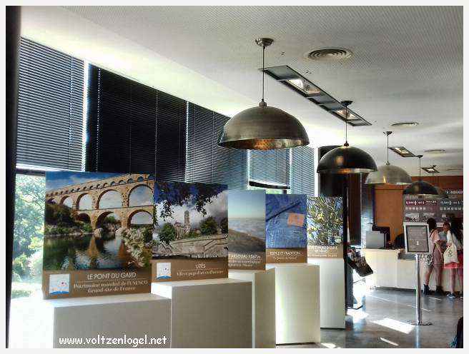 Vue majestueuse du Pont du Gard, témoin immuable de l'ingénierie romaine et de la beauté naturelle du Gard.