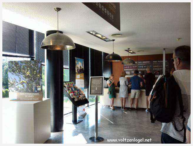 Vue majestueuse du Pont du Gard, témoin immuable de l'ingénierie romaine et de la beauté naturelle du Gard.