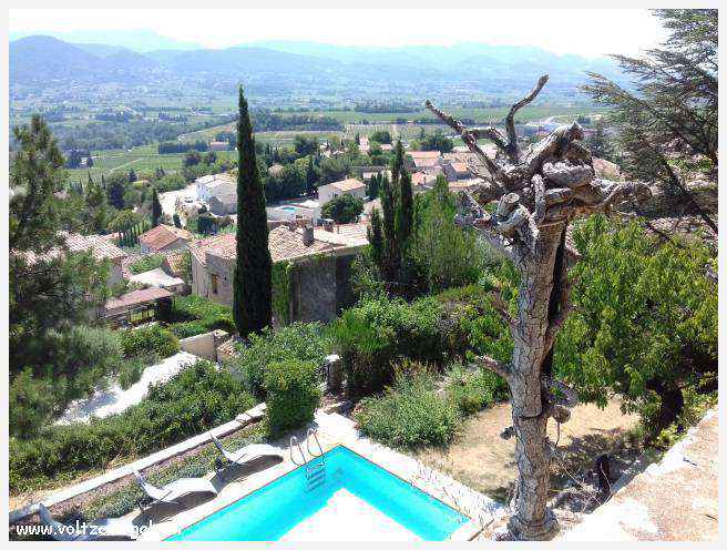 Balade pittoresque à Rasteau : vignobles en terrasse et villages médiévaux préservés.