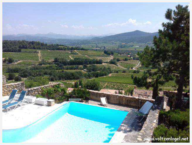 Balade pittoresque à Rasteau : vignobles en terrasse et villages médiévaux préservés.