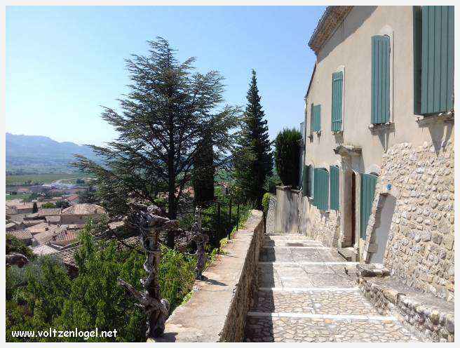 Balade pittoresque à Rasteau : vignobles en terrasse et villages médiévaux préservés.