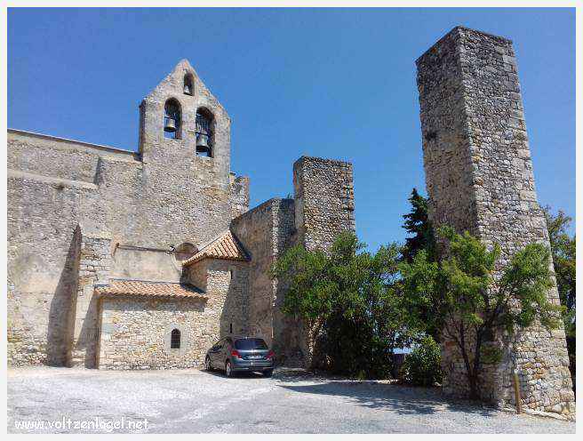 Balade pittoresque à Rasteau : vignobles en terrasse et villages médiévaux préservés.